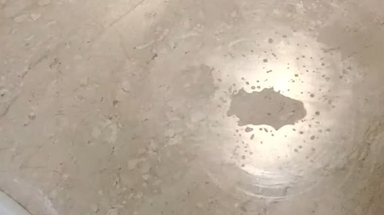 Kimyasal hasardan kaynaklanan aşındırma izleriyle mermer tezgahın yakın çekimi