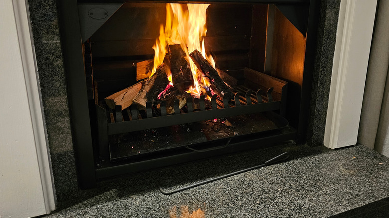 Yanan ateş ile gazlı şömine