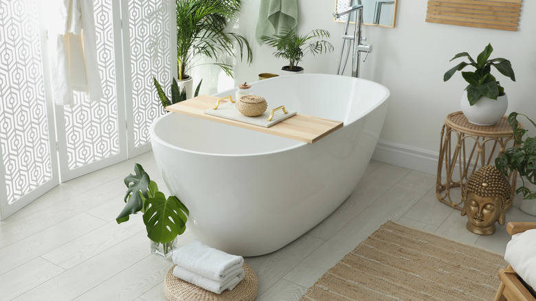 Dokulu mat ve lüks havlularla donatılmış banyo