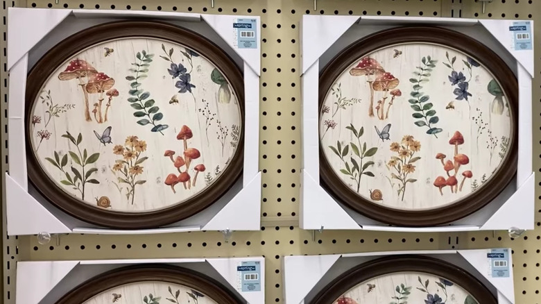 Hobi Lobi rafında mantar ve çiçek ahşap duvar dekorasyonu