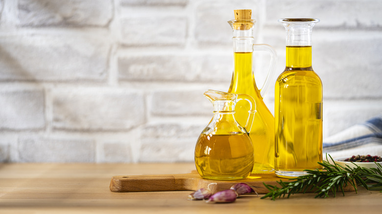 mutfak tezgahında yemeklik yağlar