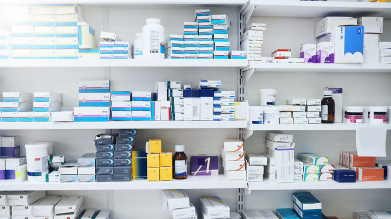 eczane raflarındaki ilaçlar