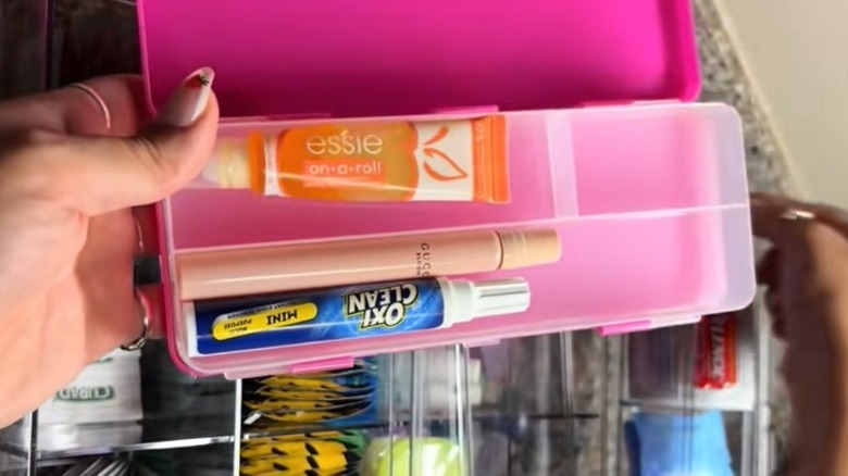 Dudak kremi, seyahat boyu parfüm, oxi clean leke temizleyici ve sakızı düzenleyen bölmelere sahip kalem kutusu