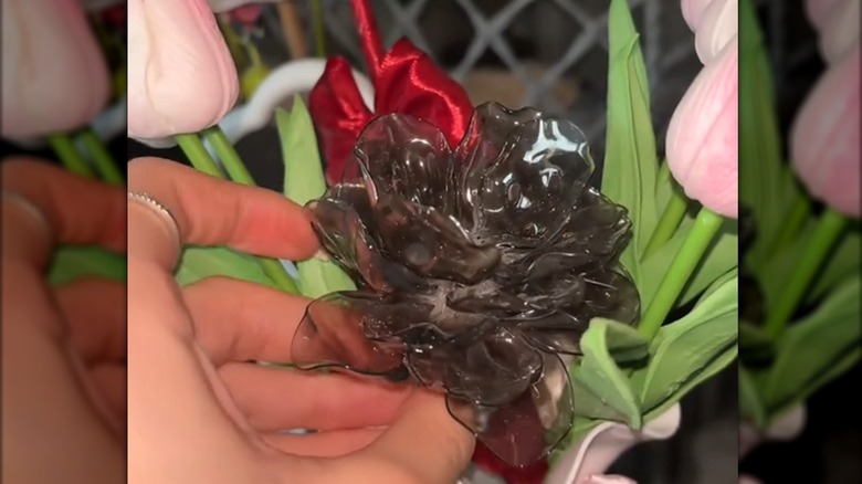 Plastik kaşık çiçek vazoda gül