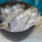 Plastik Kaşıkları Kolay Bir Kendin Yap Yöntemiyle Çarpıcı Çiçek Dekoruna Dönüştürün