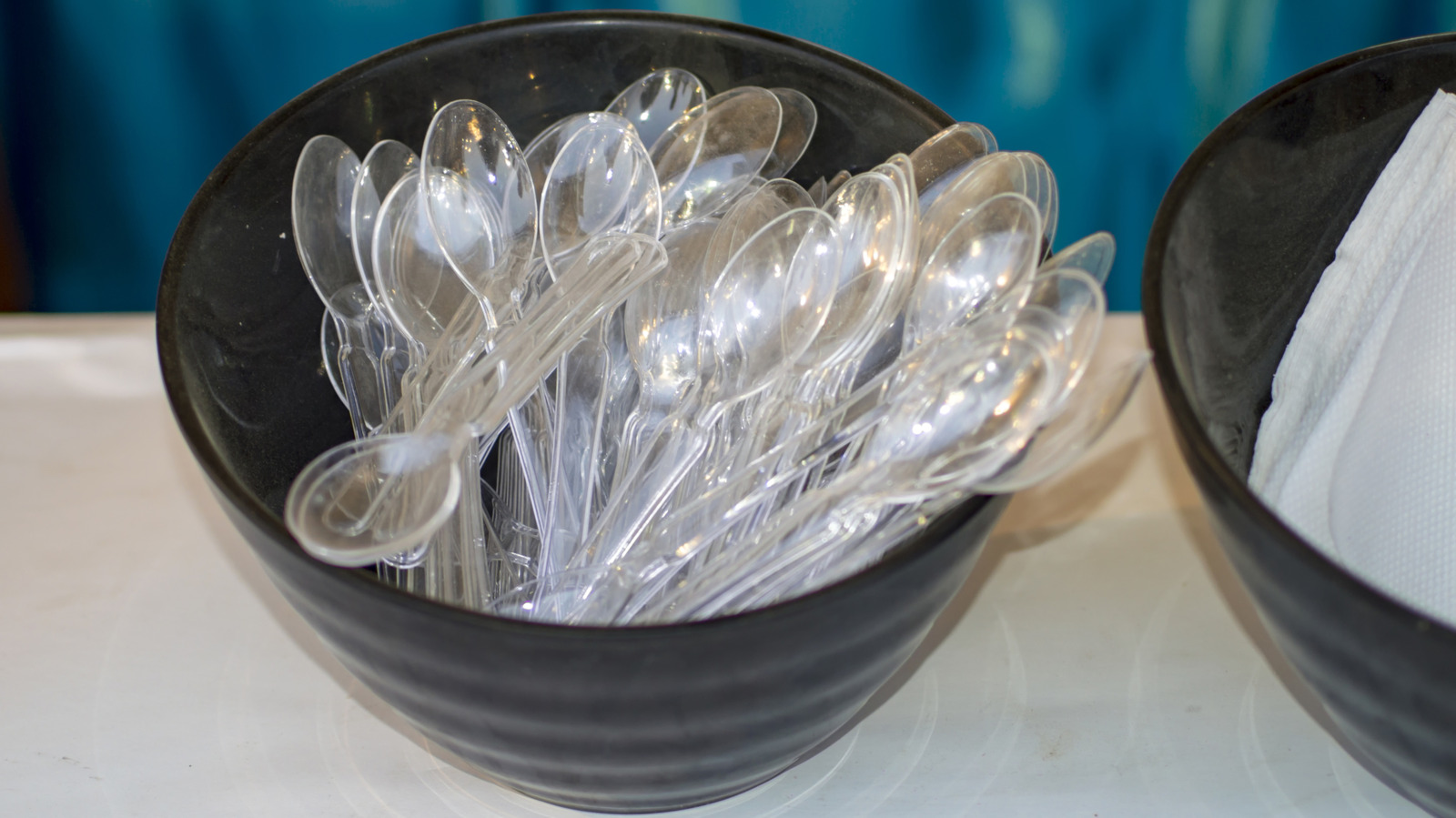 Plastik Kaşıkları Kolay Bir Kendin Yap Yöntemiyle Çarpıcı Çiçek Dekoruna Dönüştürün