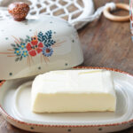 Eski Bir Tereyağı Tabağını Giriş Yolunuz İçin Mükemmel Her Şeyi Yakalayan Tepsiye Dönüştürün