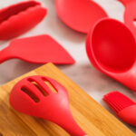 Silikon Mutfak Aletlerinizin Tadı Neden Sabunludur (ve Onu Kaldıran Madde)
