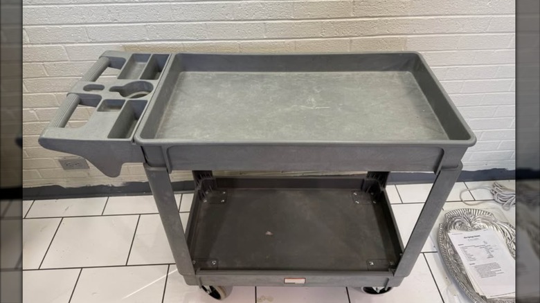 Beyaz tuğla duvarın önünde bir Franklin Hizmet Arabası