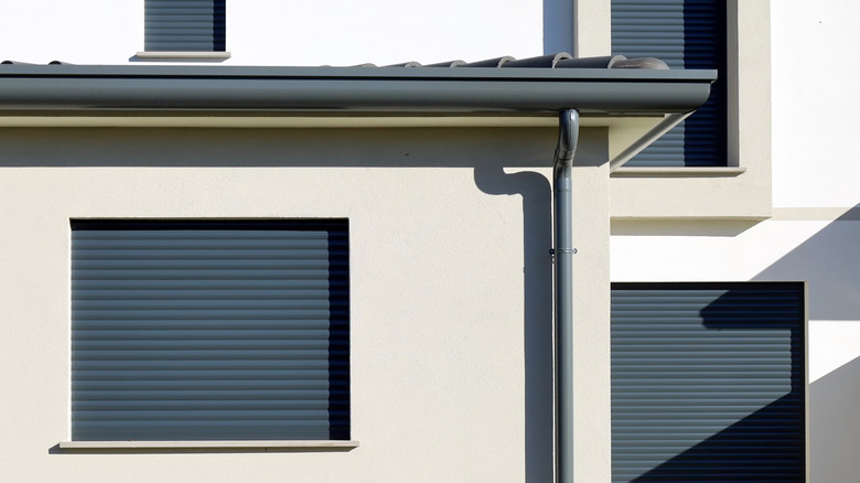 Koyu gri panjurlu modern bir konut binası