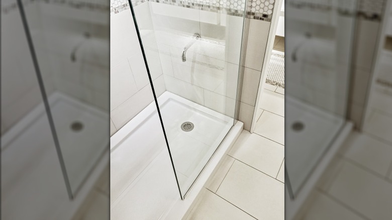 Tepsi tabanlı banyo zemini