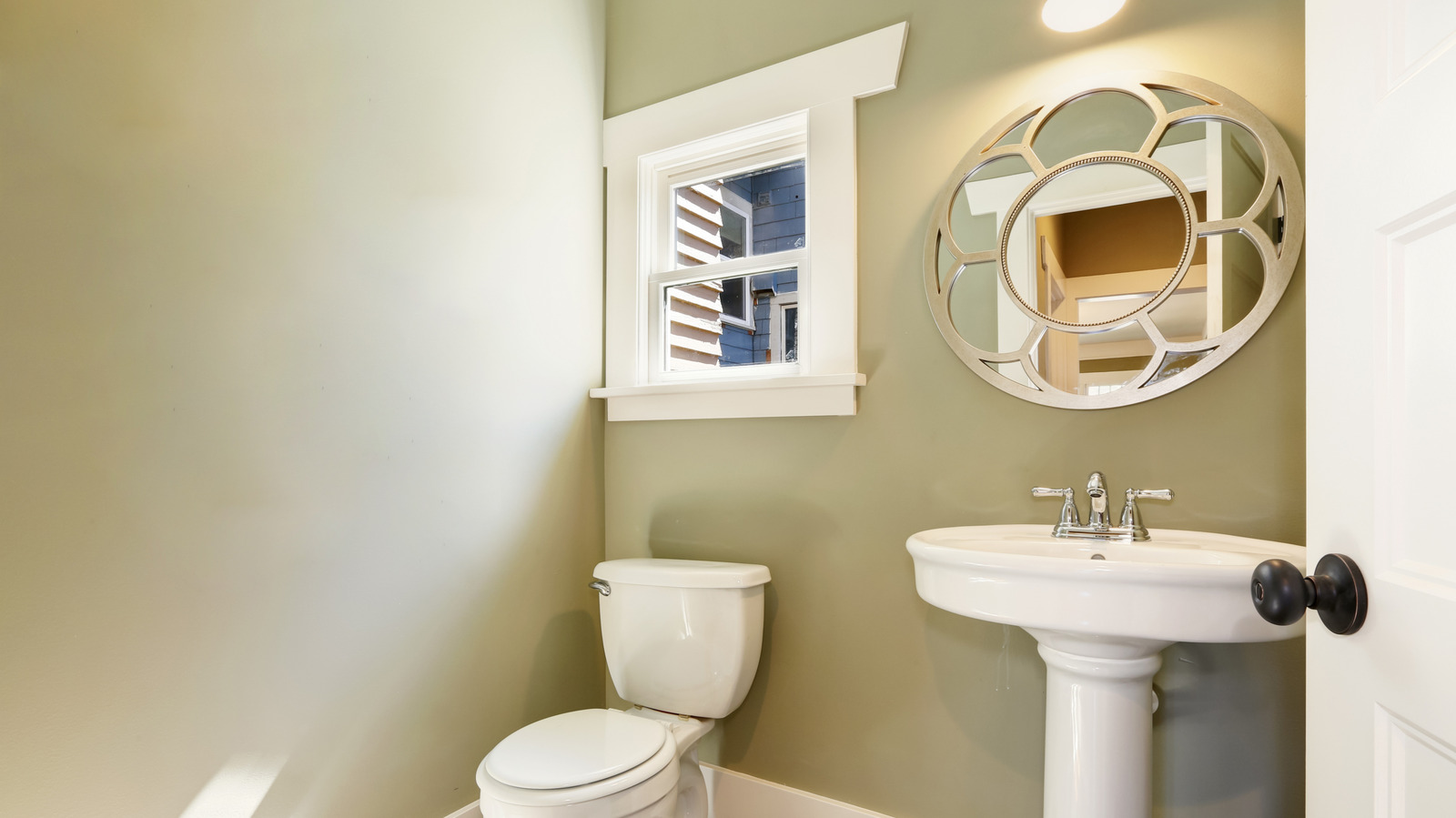 Daha Akıcı Bir Görünüm İçin Eskitilmiş Kontrastlı Banyo Döşemesi