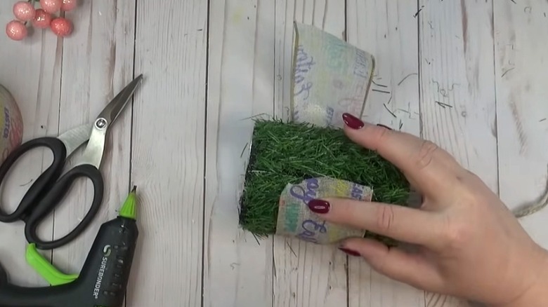 Çorba kutusu ve suni çim ile bir merkez parçası yaratmak