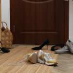 Sportif İkinci El Mağazası, Mükemmel Ayakkabı Saklama Dolabı Olarak İkiye Katlanıyor