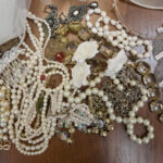 Vintage Bir Havlu Tutucuyu Büyüleyici Bir Takı Standına Dönüştürün