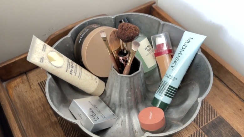 Bundt tavası makyajı düzenlemek için kullanılır