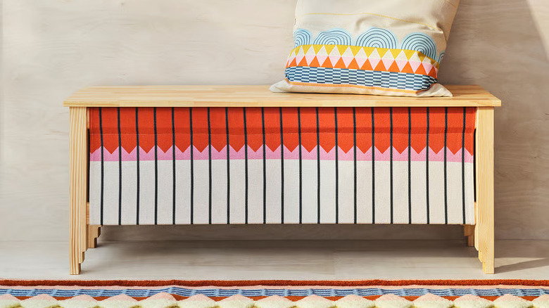 IKEA'nın depolama alanıyla birlikte OMMJÄNGE Bankının ürün fotoğrafı