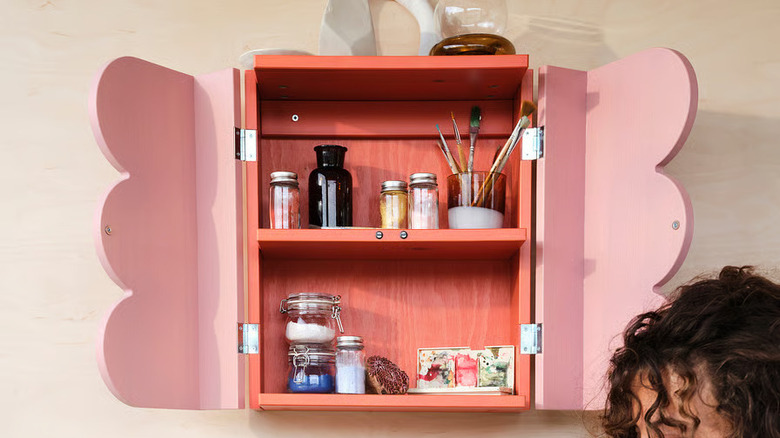 IKEA'nın 2 kapılı ve raflı OMMJÄNGE Dolabının ürün fotoğrafı