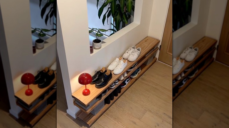 Kül blokları ve keresteden yapılmış ayakkabı rafı