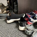 Hurda Beton Blokları ve Ahşabı Basit Bir Ayakkabı Rafına Dönüştürün