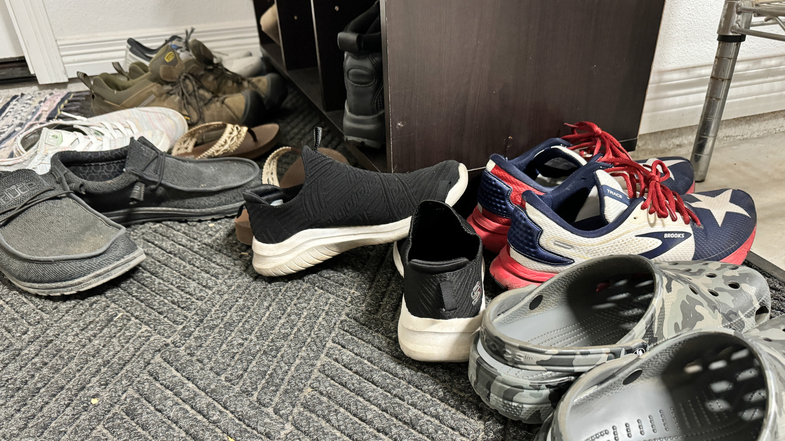 Hurda Beton Blokları ve Ahşabı Basit Bir Ayakkabı Rafına Dönüştürün