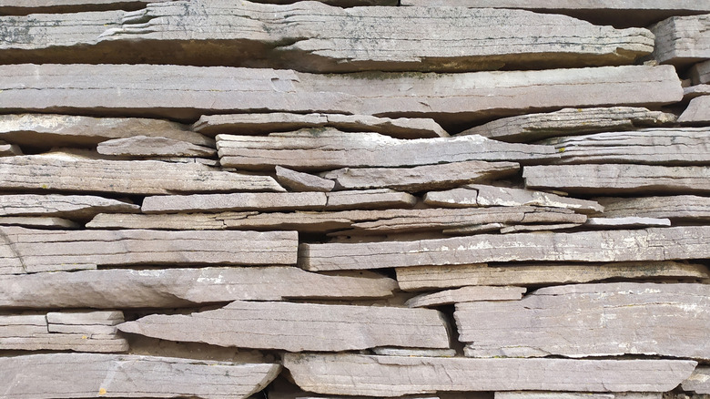 Kaldırım taşı duvarın levhaları yakın çekim fotoğrafta gösteriliyor