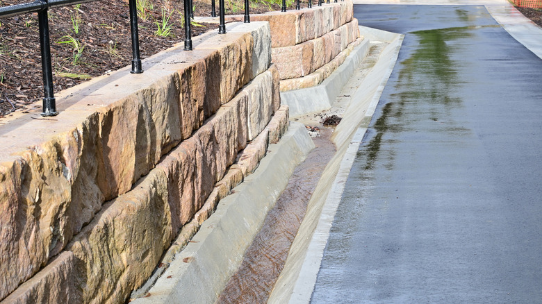 Yağmurlu havalarda drenajın yanında kumtaşı istinat duvarı duruyor