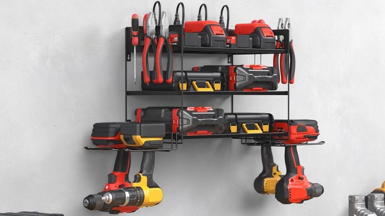 Garaj duvarındaki yardımcı rafın 3 katmanlı versiyonu