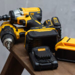 Aletleri Aynı Anda Düzenli ve Şarjlı Tutacak Depolama Rafı