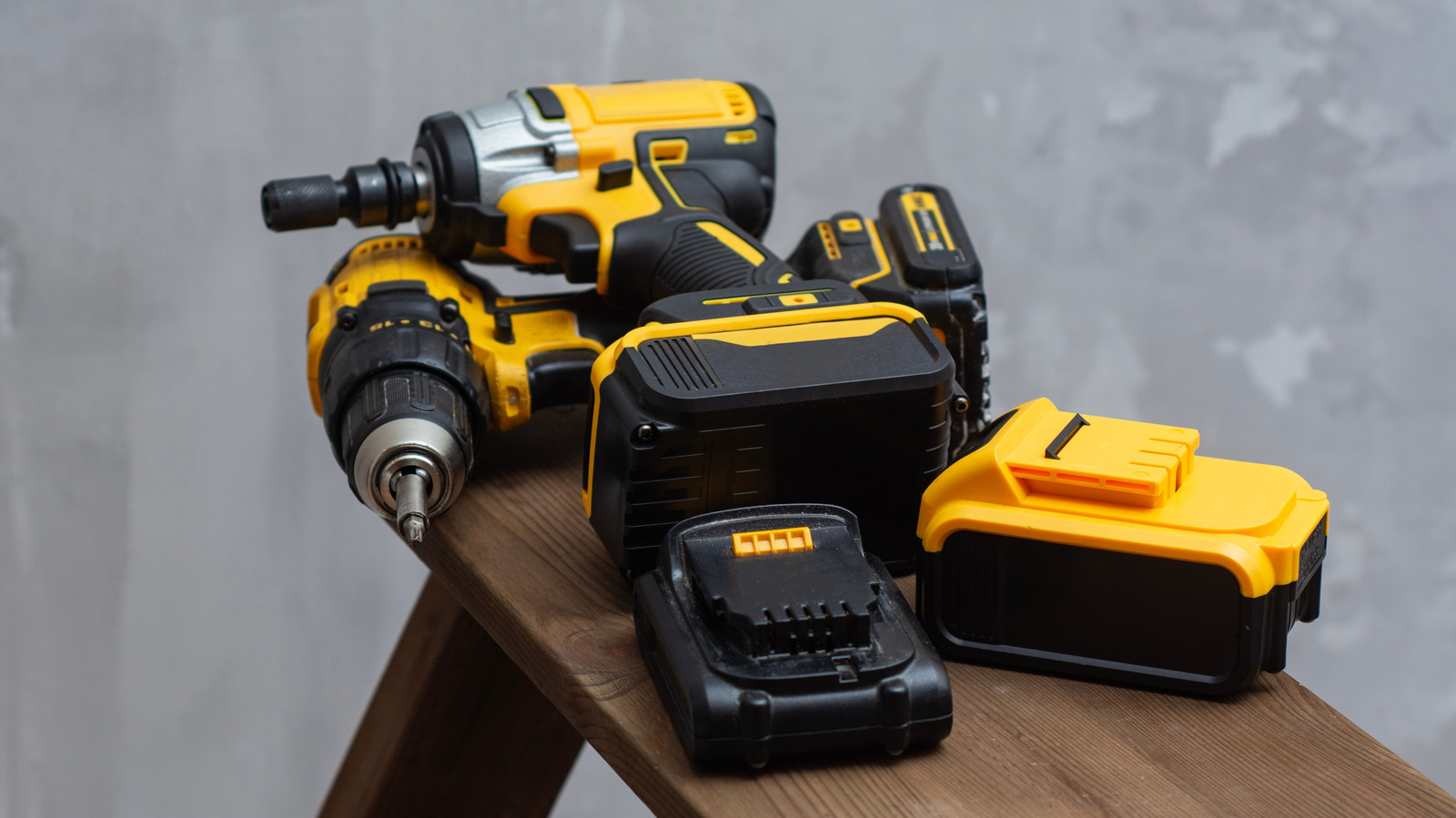 Aletleri Aynı Anda Düzenli ve Şarjlı Tutacak Depolama Rafı