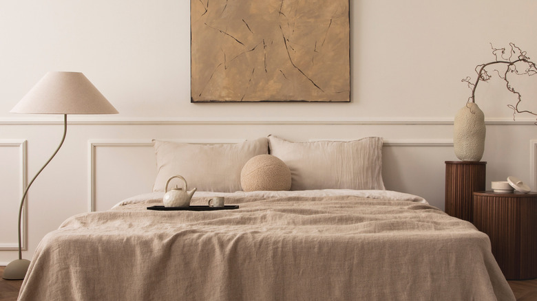 Bej mobilyalar ve dekora sahip modern bir yatak odası