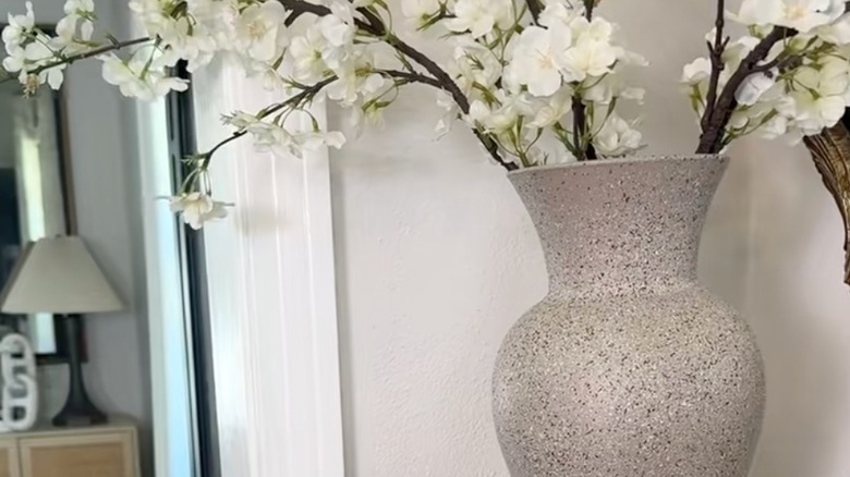 Beyaz çiçek saplı ikinci el cam vazo