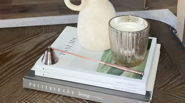 Ev dekorunun altındaki bir masanın üzerine yığılmış ciltli kitaplar