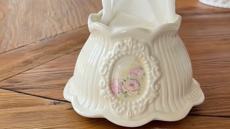 Ahşap bir masa üzerinde vintage cam abajur