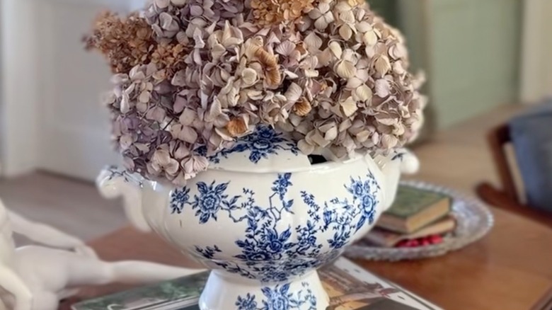 Üstünde çiçekler olan mavi ve beyaz çiçekli çorba kasesi