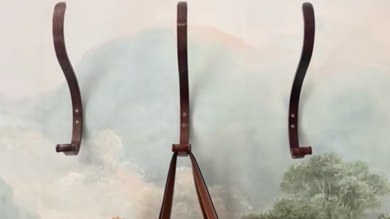 Boyalı bir duvar duvarına asılı portmanto kancaları