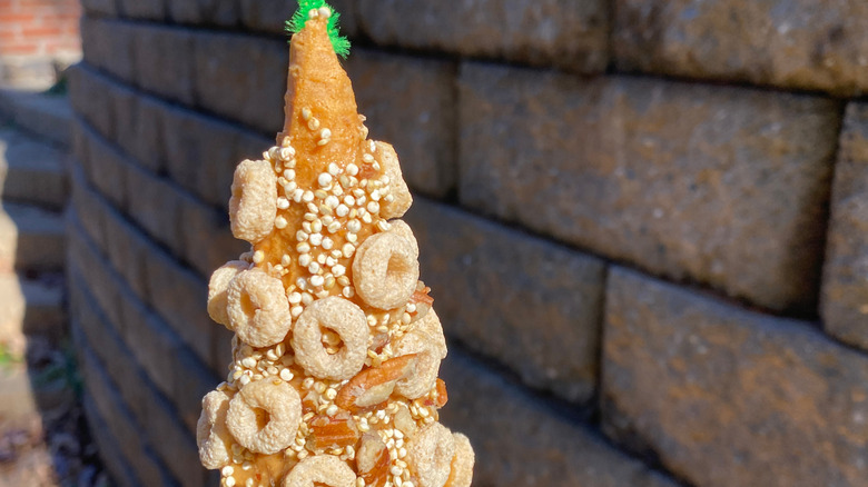 Dondurma külahı kullanan ev yapımı bir kuş besleyici.