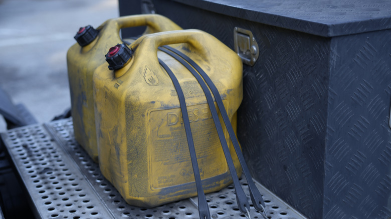 Kamyonun kasasına dizel yakıt bidonları bağlandı.