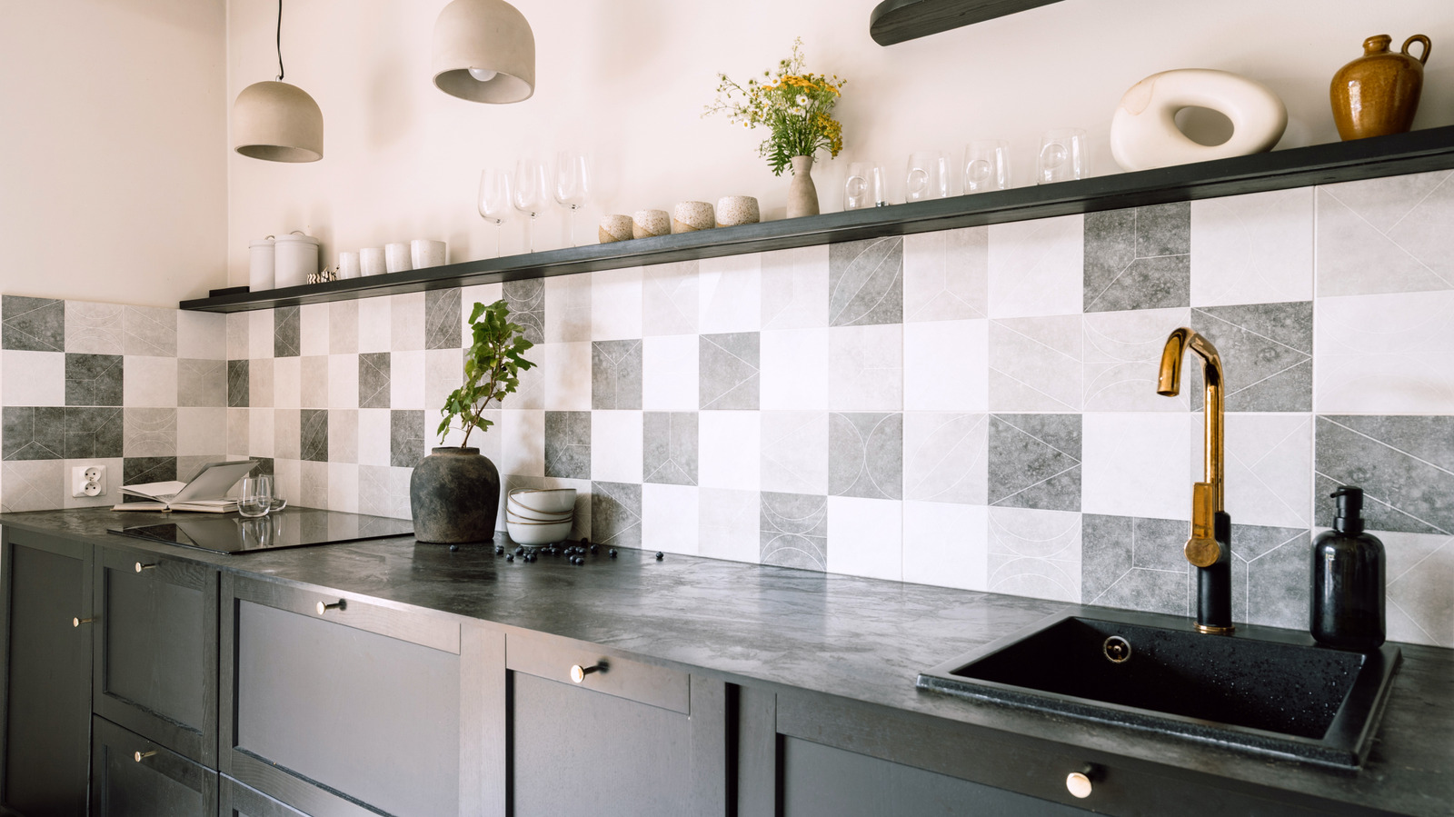 Bu Modern Mutfak Görünümüyle Backsplash'ınızdan Daha Fazlasını Alın