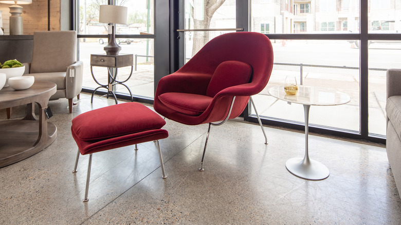 nötr bir odada kırmızı Knoll şezlong