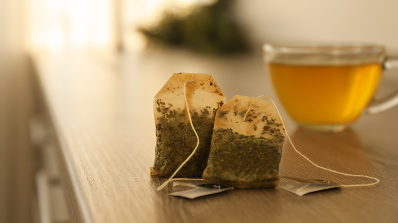 Masanın üzerinde çay poşetleri