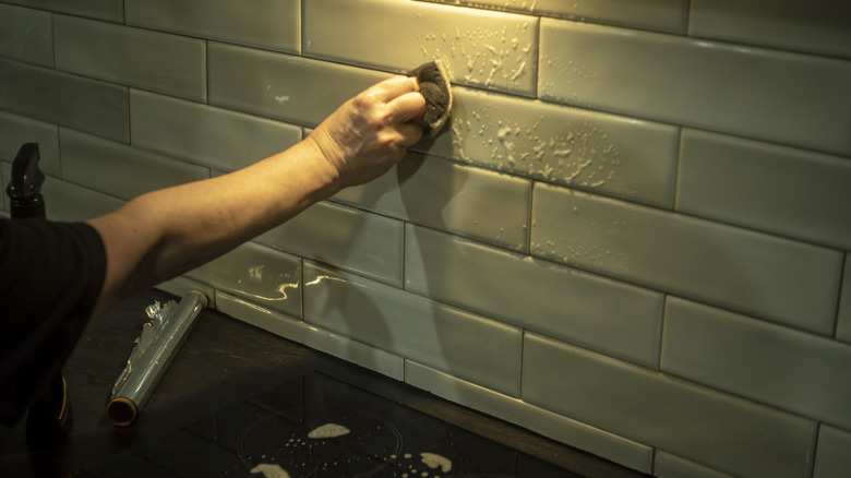 Sobanın arkasına fayans döşemesi kuran kişi