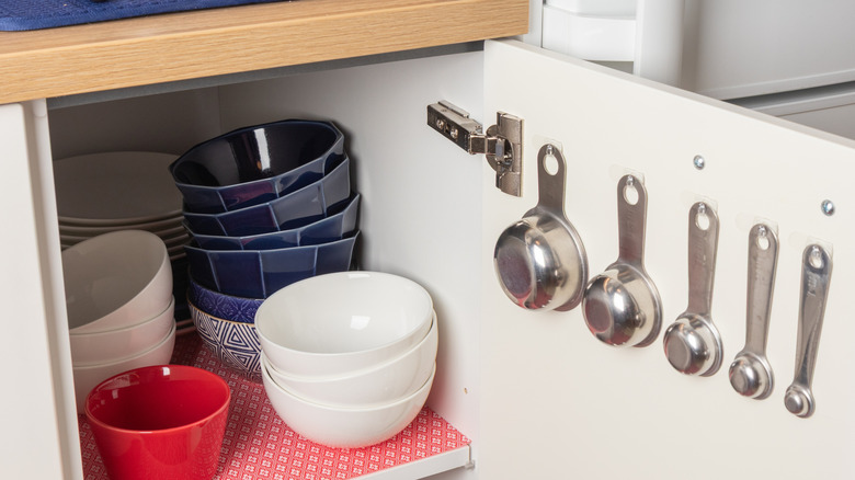 Dolap kapısında asılı ölçüm kaplarının yakın çekimi