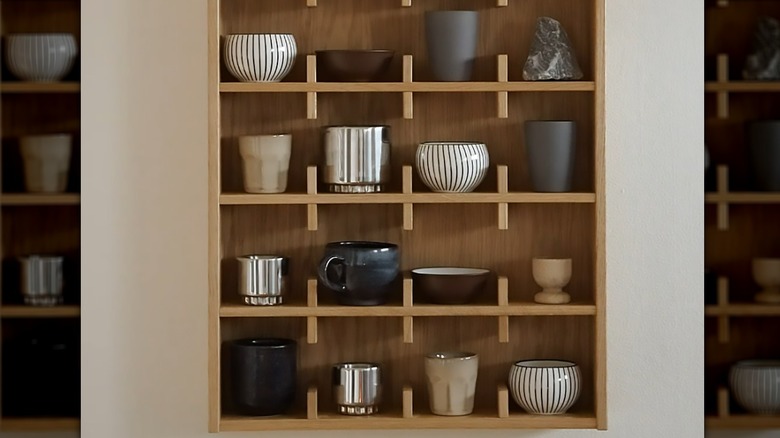 Dekorlu ahşap açık dolabın kapatılması