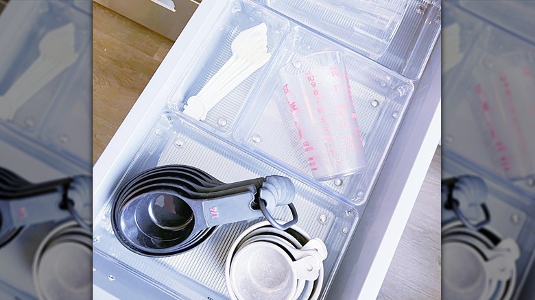 Çekmecelerdeki ölçü kaplarının yakından görünümü