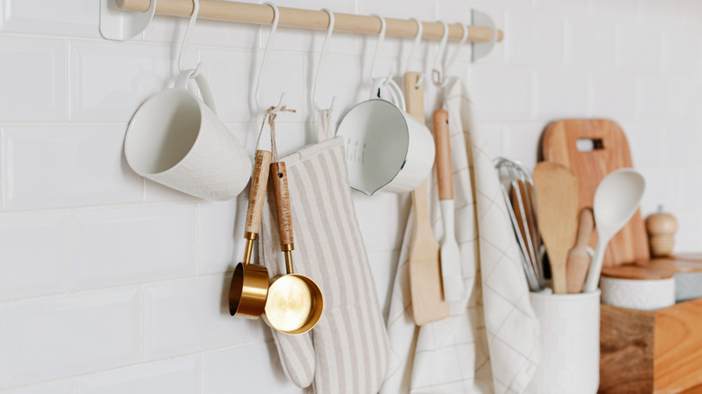 Duvardaki bardan sarkan mutfak aletlerini kapatın