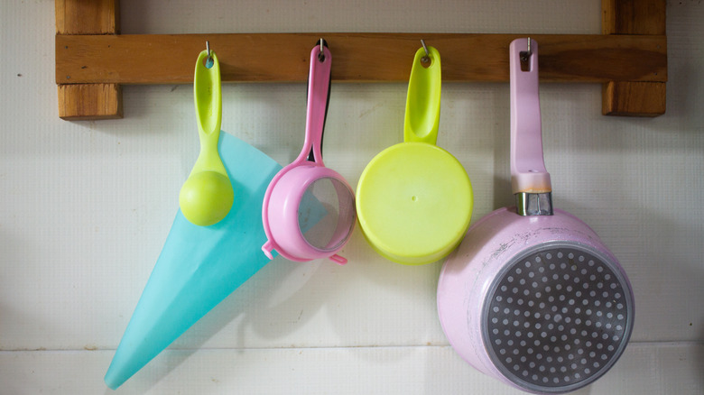 Kancalardaki renkli mutfak gereçlerinin kapatılması