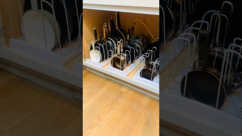 Kabinin altındaki tava kapaklarında saklanan ölçüm kaplarının yakın çekimi