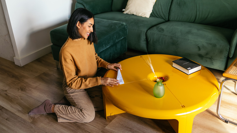 sarı sehpa kullanan kadın