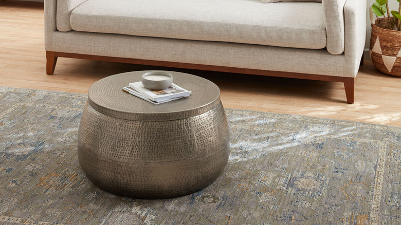 gümüş dövülmüş yuvarlak sehpa